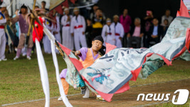 넘어질듯 넘어지지 않는 깃절놀이