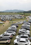 가을 나들이로 북적이는 꽃단지 주차장