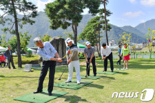 파크골프대회서 시타하는 최승준 정선군수