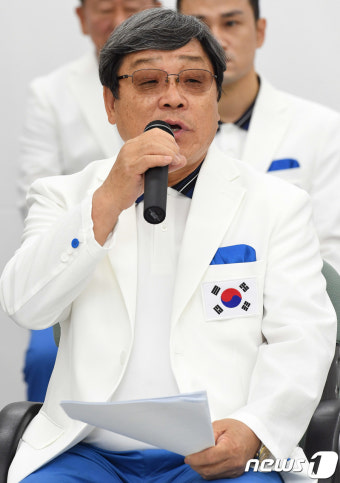 대회 각오 밝히는 전민식 선수단장