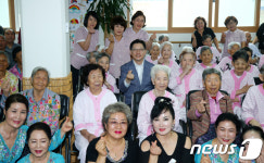 김경수 지사, 진주 애명노인요양원 입소자·종사자 격려