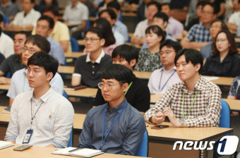 김부겸 장관 발언 듣는 정부대전청사 공무원들