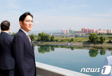 대동강 풍경 바라보는 이재용 부회장