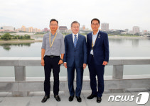 문 대통령, 대동강변에서 양대노총 위원장과 함께