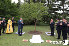 백화원 초대소에 모감주 나무 심은 문재인 대통령