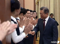 박수 받으며 백화원 영빈관 나서는 문재인 대통령