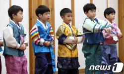 두 손 모아 예의 있게