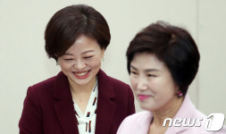 전혜숙 위원장과 인사 나누는 진선미 장관 후보자 스마일