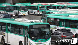 차고지에서 운행 기다리는 용남고속 버스들