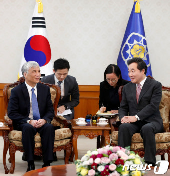딩 중리 전인대 부위원장과 면담하는 이낙연 총리
