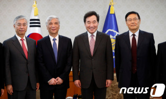 이낙연 총리 '전인대 대표단과 함께 활짝'