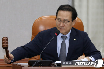 의사봉 두드리는 홍영표