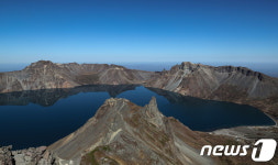 파란 하늘 아래 백두산 천지