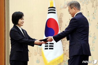 문재인 대통령, 이은애 헌법재판관에 임명장 수여