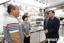 인사동 상인 애로사항 듣는 도종환 장관