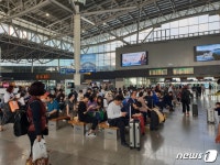 추석 연휴 첫 날 부산역·버스터미널…고향 방문 설레요