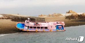 인천 팔미도서 낚싯배 좌주...승객 22명 구조