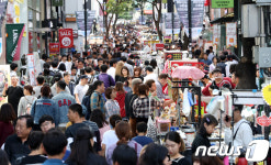구름인파 몰린 명동거리