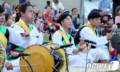 얼쑤 한가위 연회서 줄타기 장단 맞추는 악단