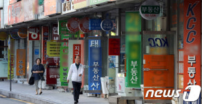 한산한 부산 중개사무소 거리