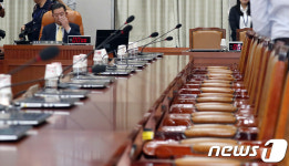 텅빈 자유한국당 의원석
