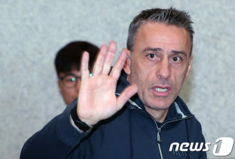 귀국하는 벤투 축구대표팀 감독