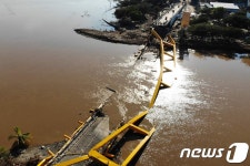 [사진] 인도네시아 강진…물 속으로 무너져내린 교량