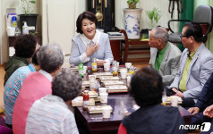 노인의 날 맞아 경로당 찾은 김정숙 여사