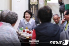 경로당 어르신들 만난 김정숙 여사