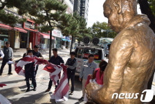 욱일기 짓밟은 진돗개…경남 시민단체 욱일기 입국 반대 