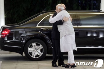 [사진] 포옹하는 푸틴 대통령과 모디 印 총리