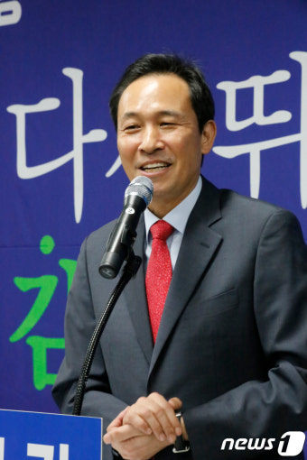 김현권 의원 사무실 개소식서 축사하는 우상호 의원