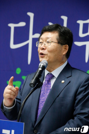 김현권 의원 사무실 개소식서 축사하는 설훈 의원