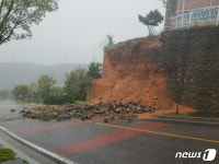 태풍 콩레이가 무너뜨린 고등학교 옹벽