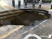 울산 방어진순환도로 지름4m 땅꺼짐 현상…긴급복구 중