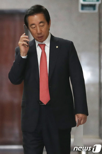 통화하는 김성태 원내대표