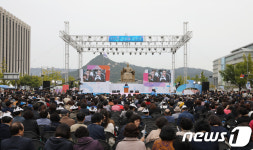 한글날 경축식 세종대왕상 앞에서