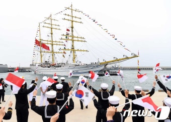 제주해군기지에 입항하는 인도네시아 범선