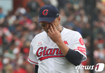 대량 실점 후 마운드 내려오는 롯데 송승준