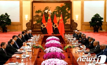 [사진] 앙골라 대통령과 정상회담하는 시진팡