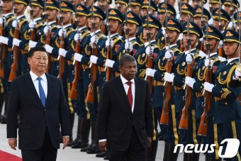 [사진] 의장대 사열하는 시진핑과 앙골라 대통령