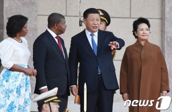 [사진] 얘기나누는 시진핑 부부와 앙골라 대통령 부부