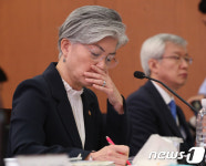 [국감] 메모하는 강경화 외교장관