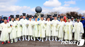 [화보]경북·충북·전북 삼도봉서 만나 화합 기원