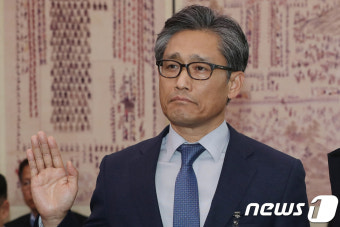 [국감]증인 선서하는 양해영 대한야구소프트볼협회 부회장