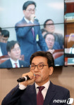 [국감]우원식 의원 질문 받는 조윤성  대표