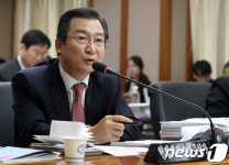 [국감]질의에 답변하는 김헌정 헌재 사무처장