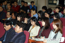 경청하는 중학교 교사들 