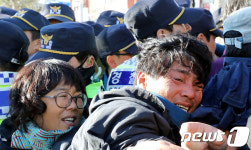 강정마을 앞에서 울부짖으며 국제관함식 반대