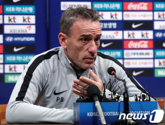 우루과이와 평가전 앞두고 기자회견 갖는 벤투 감독